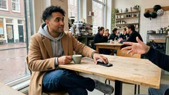 Waarom een echt gesprek meer zegt dan appen: 9 signalen van sociale helderheid