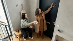 Een hoefijzer bij de voordeur: het kleine Feng Shui-ritueel dat je huis anders laat aanvoelen