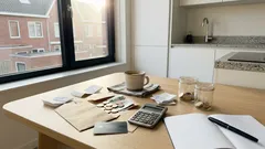 Opgroeien met geldkrapte: 7 signalen dat je nog in spaarstand staat (en hoe je meer rust krijgt)