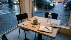 8 gewoontes die je onbewust minder klassevol maken (en wat je beter kunt laten)